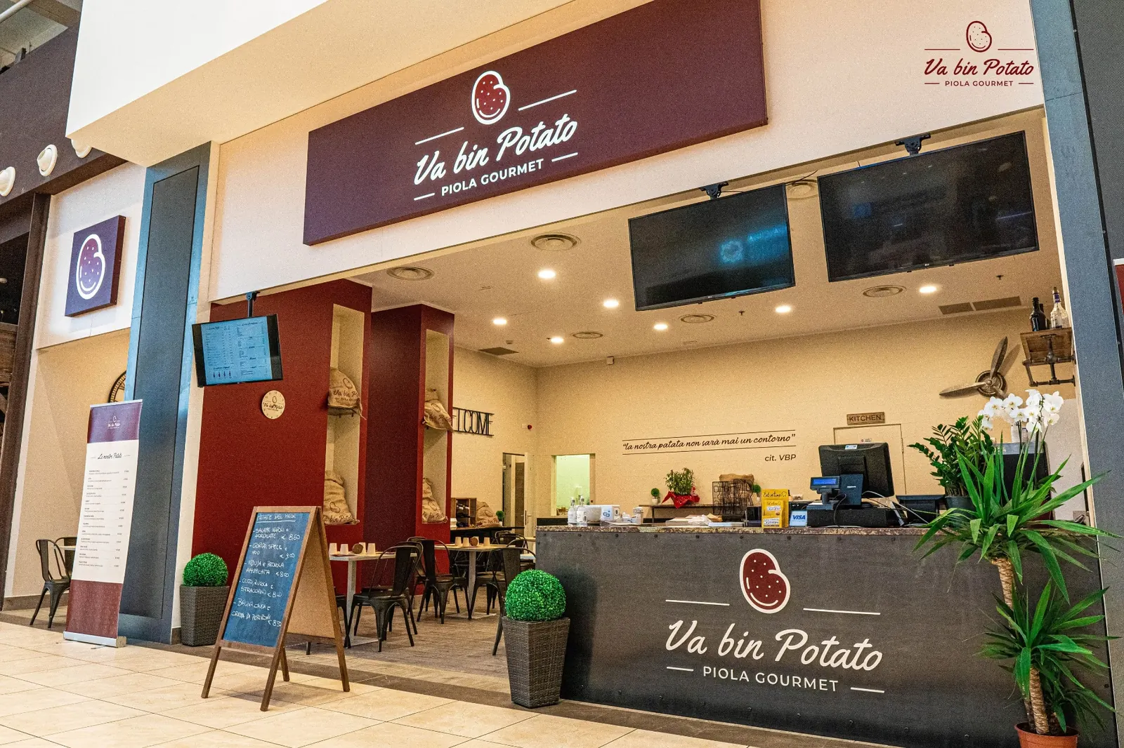Ingresso e bancone della piola gourmet Va Bin Potato presso Mondo Juve Shopping Village, tra Torino e Nichelino