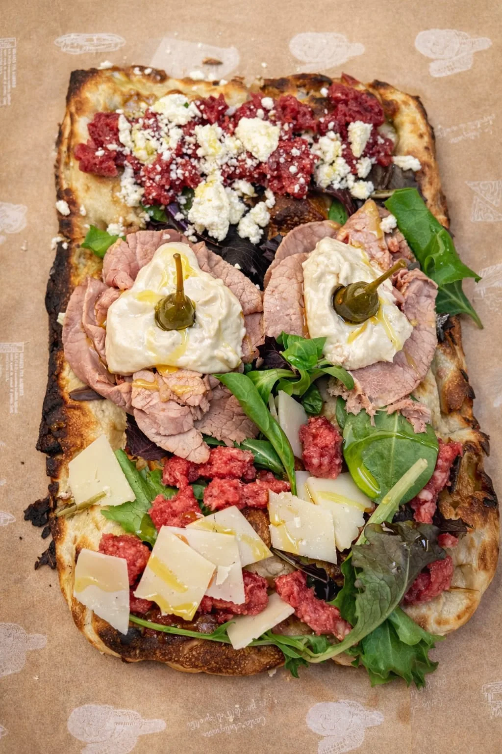 Pinsa gourmet con tartare di manzo, vitello tonnato e burrata fresca, proposta gastronomica di Va Bin Potato Torino