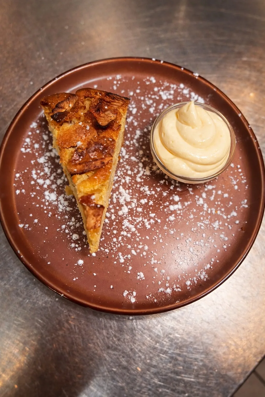 Fetta di torta di mele calda con crema chantilly alla vaniglia e cannella