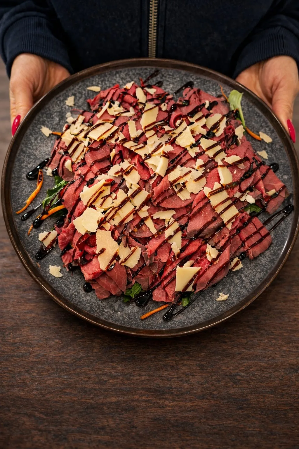 Tagliere di affettati selezionati con bresaola, scaglie di grana padano e glassa balsamica