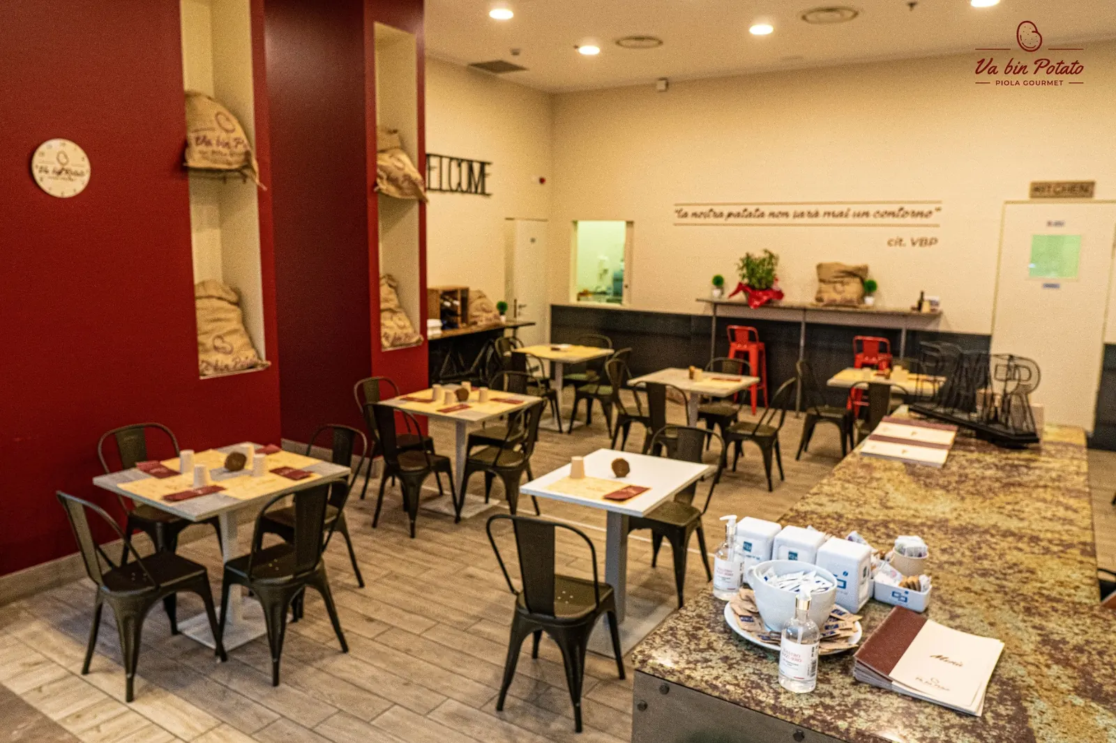 Sala interna della piola gourmet Va Bin Potato con atmosfera accogliente
