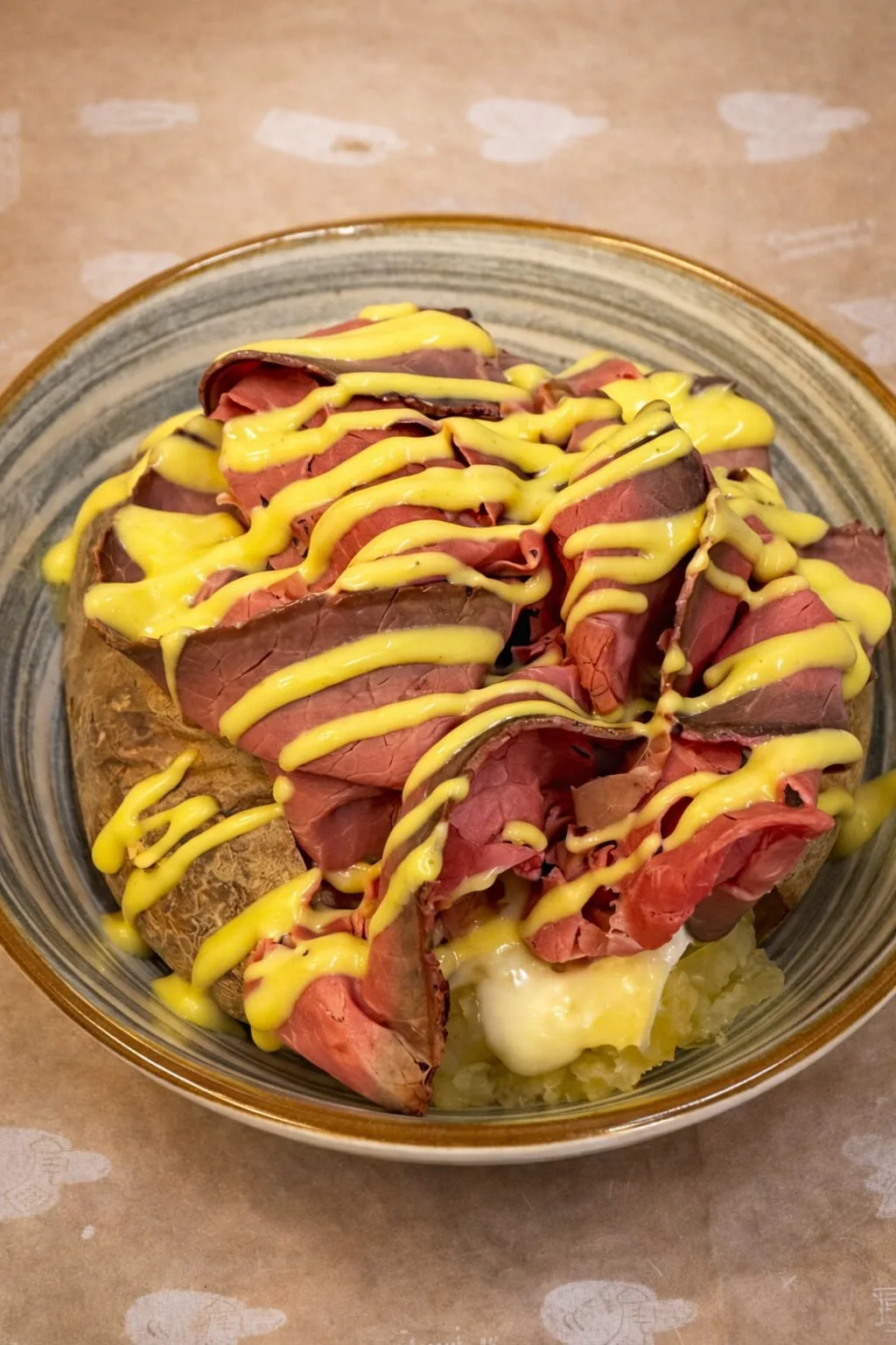 Patata gourmet farcita con vitello tonnato alla piemontese, salsa tonnata e capperi